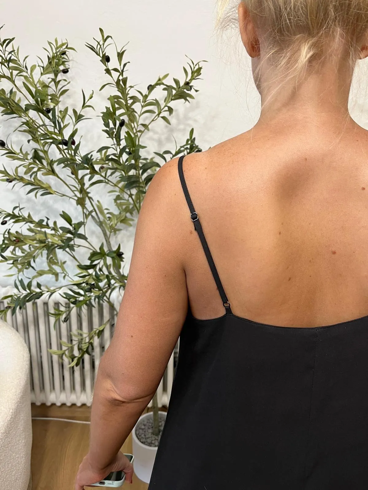 Cliente de dos en robe à fines bretelles, épaules dorées